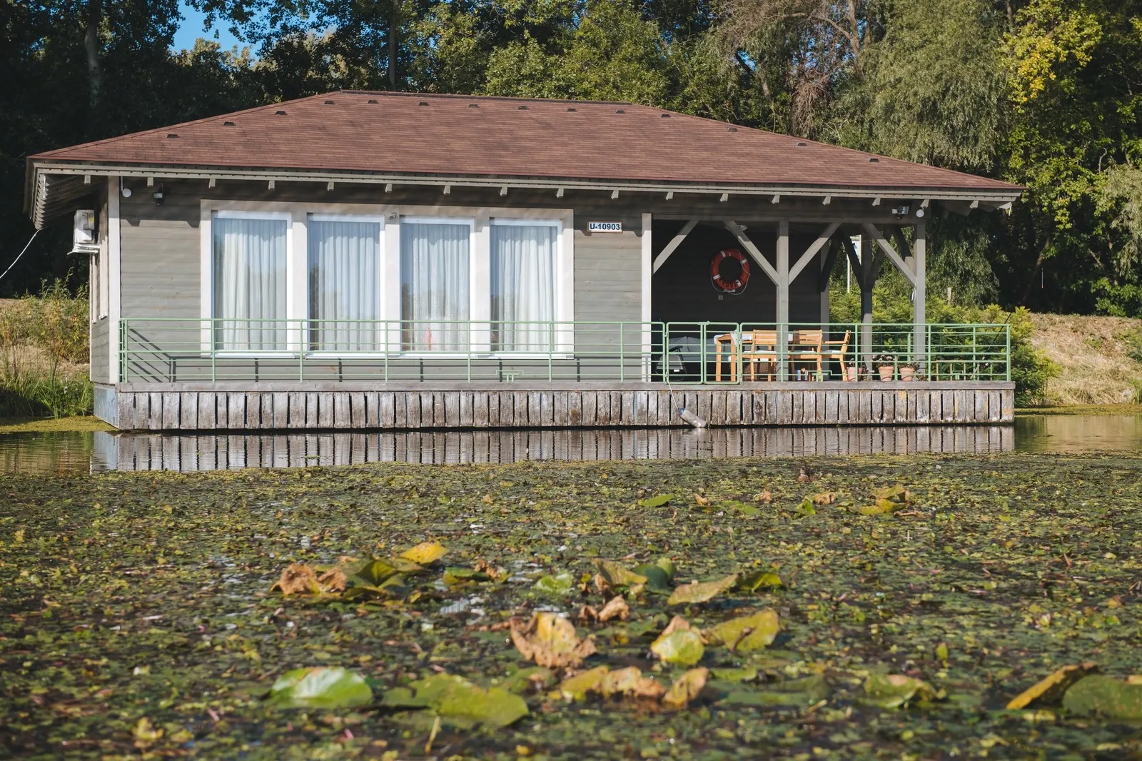 Tavirózsa floating house