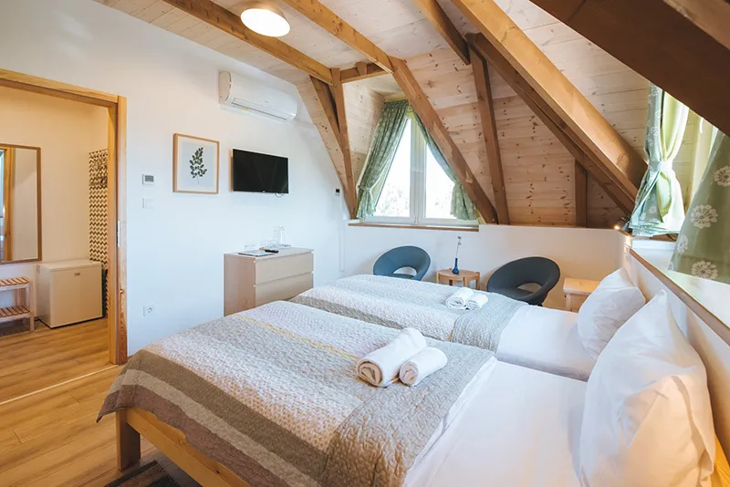 Lakeside rooms 8