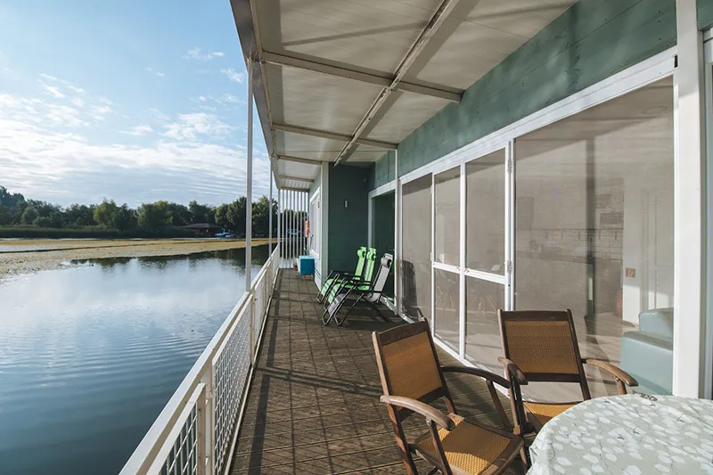 Hanga floating house 12